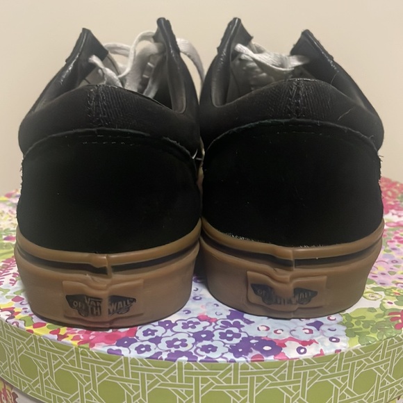 Vans Knu Skool Shoes the KnuSkool is a modern interpretation of a classic 90s - Picture 5 of 9